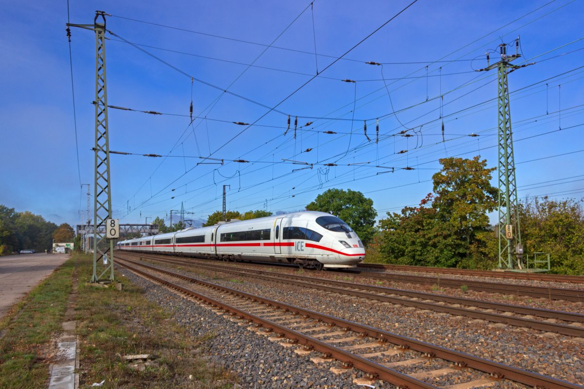 Seit jeher erreichen die ICE3-Triebzge Berlin nur selten. Ein Einsatzgebiet ist seit der Erffnung der Neubaustrecke von Erfurt in Richtung Nrnberg der ICE-Sprinter Berlin - Mnchen. Die Garnitur 403 019 ist am 13.10.2020 in Saarmund unterwegs in Richtung Sden.