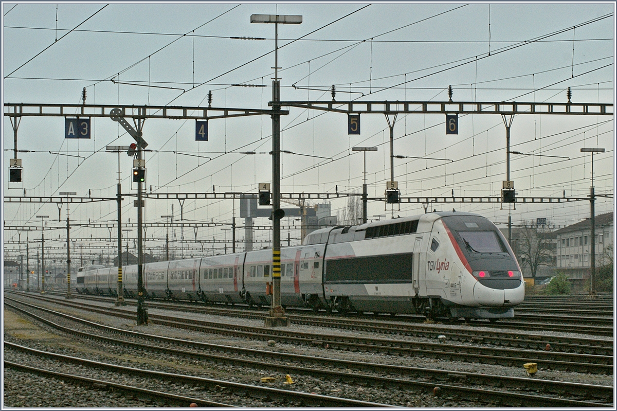 Seit langem schon, wenn auch etwas halbherzig verfolgte ich die Idee, einen TGV mit Formsignalen zu fotografieren. In zwischen La Plaine und Bellgarde waren die Formsignal schneller ersetzt, als ich dachte und Karlsruhe war mir etwas zu weit. Nun bin ich überraschend doch noch zu einem Formsignalbild mit TGV gekommen: Der in Bern von Paris ankommende TGV 9225 (22:51) wird bis zur Rückfahrt am nächsten Tag als TGV 9216 von Bern (ab 11:10) nach Paris im Rangierbahnhof Biel abgestellt. Das Bild zeigt den TGV 4415, welche auf die Fahrt nach Bern wartet. 

15. April 2019