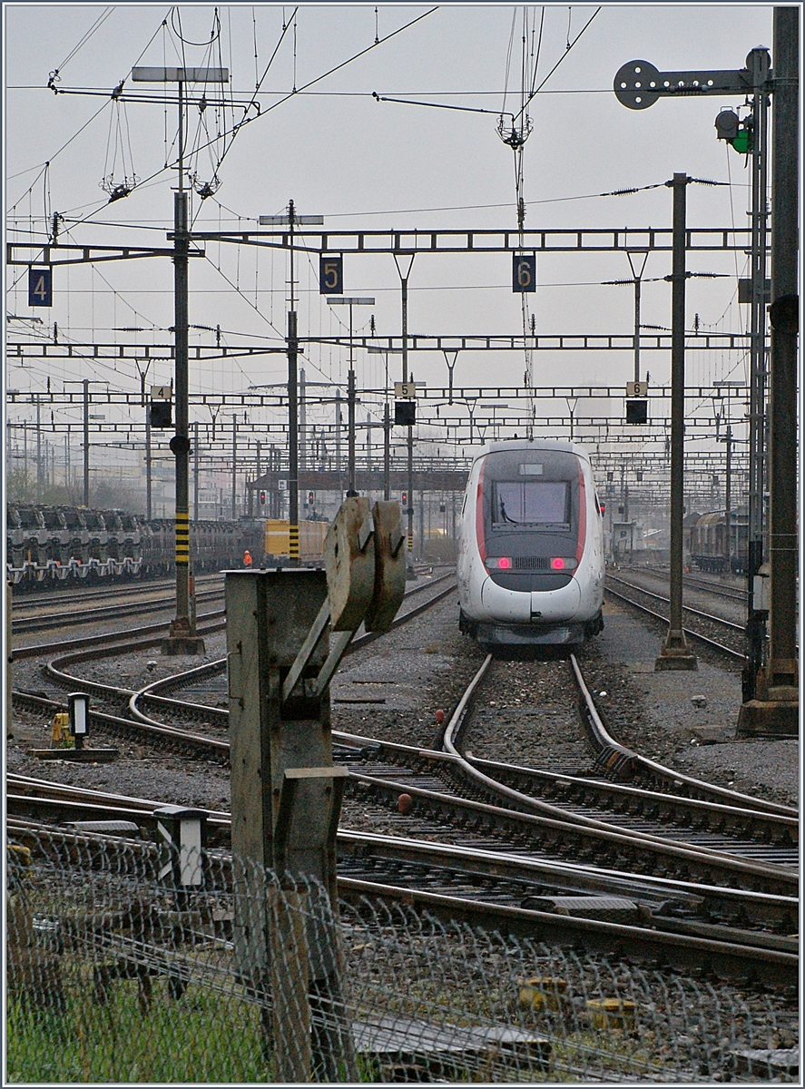 Seit langem schon, wenn auch etwas halbherzig verfolgte ich die Idee, einen TGV mit Formsignalen zu fotografieren. In zwischen La Plaine und Bellgarde waren die Formsignal schneller ersetzt, als ich dachte und Karlsruhe war mir etwas zu weit. Nun bin ich überraschend doch noch zu einem Formsignalbild mit TGV gekommen: Der in Bern von Paris ankommende TGV 9225 (22:51) wird bis zur Rückfahrt am nächsten Tag als TGV 9216 von Bern (ab 11:10) nach Paris im Rangierbahnhof Biel abgestellt. Das Bild zeigt den TGV 4415, welche auf die Fahrt nach Bern wartet. 

15. April 2019