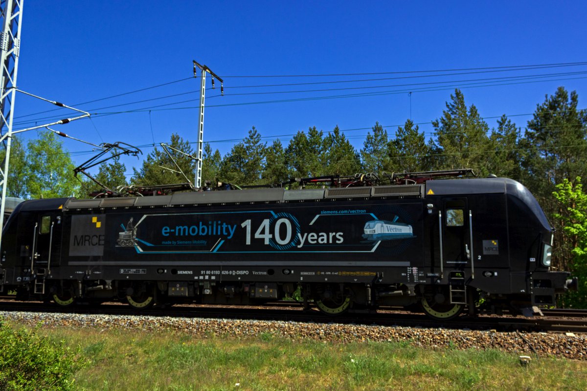 Seit mehreren Jahren kommt die 193 626 als Ersatz fr defekte eigene Lokomotiven bei PKP Intercity zum Einsatz. Die Lok trgt eine Eigenwerbung von Siemens die auf die ber 140-jhrige Geschichte des Unternehmens im Bau von elektrischen Lokomotiven hinweist; eine Tradition, die 1879 mit einer der ersten praxistauglichen Elektrolokomotiven begann.