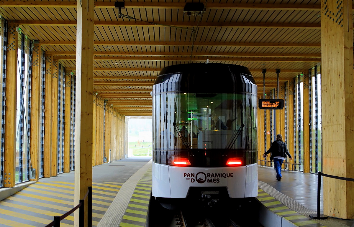 Seit Sommer 2012 verkehrt (wieder) eine Zahnradbahn auf den nahe von Clermont-Ferrand gelegenen 1.465 m hohen Puy de Dome. Einer der von Stadler gelieferten GTW 2/6 steht am 07.04.2017 abfahrbereit in der modernen Talstation.