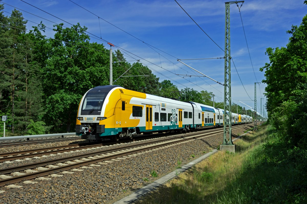 Seit der bernahme des RE1 durch die ODEG fahren in der Hauptverkehrszeit zustzliche Zge zwischen Frankfurt (Oder) und Brandenburg, die aus zwei vierteiligen Desiro HC gebildet sind. 3462 121 und 3462 119 sind am 31.05.23 bei Berlin-Friedrichshagen auf dem Weg nach Brandenburg.