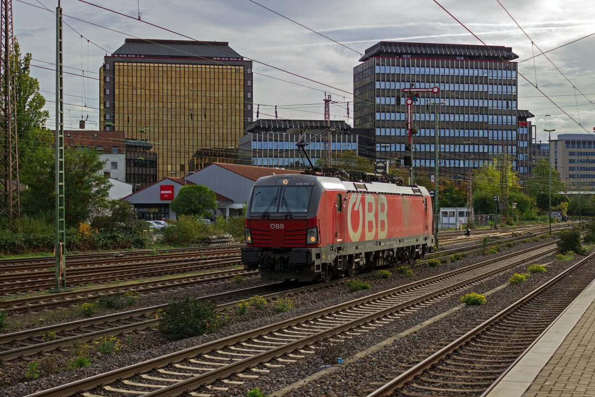 Seit vielen Jahren setzt die BB auf Lokomotiven von Siemens. Nach vielen Taurus-Lokomotiven kommt seit einigen Jahren auch der Vectron in groer Stckzahl zum Einsatz. ber 100 Loks sind bisher beschafft worden, wobei die Nummerierung nicht fortlaufend erfolgt. So kommt die Nummer der 1293 197 zustande, die am 27.10.22 in Dsseldorf unterwegs war.