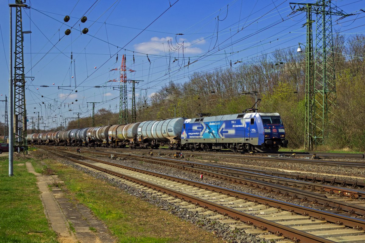 Seit vielen Jahren werben einige 152 fr den Albatros-Express, ein Angebot des Kombinierten Verkehrs im Seehafenhinterlandverkehr. 152 136 war am 05.04.23 in anderen Diensten, nmlich mit einem Ganzzug Kesselwagen unterwegs.