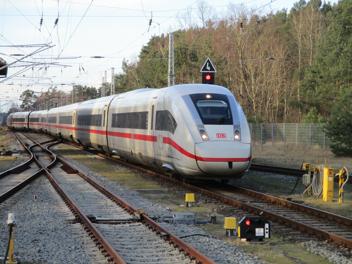 Seitdem letzten Fahrplanwechsel ist der IC aus Köln umgestellt auf ICE.So erreichte am 24.Februar 2024 412 013 den Endbahnhof Binz.