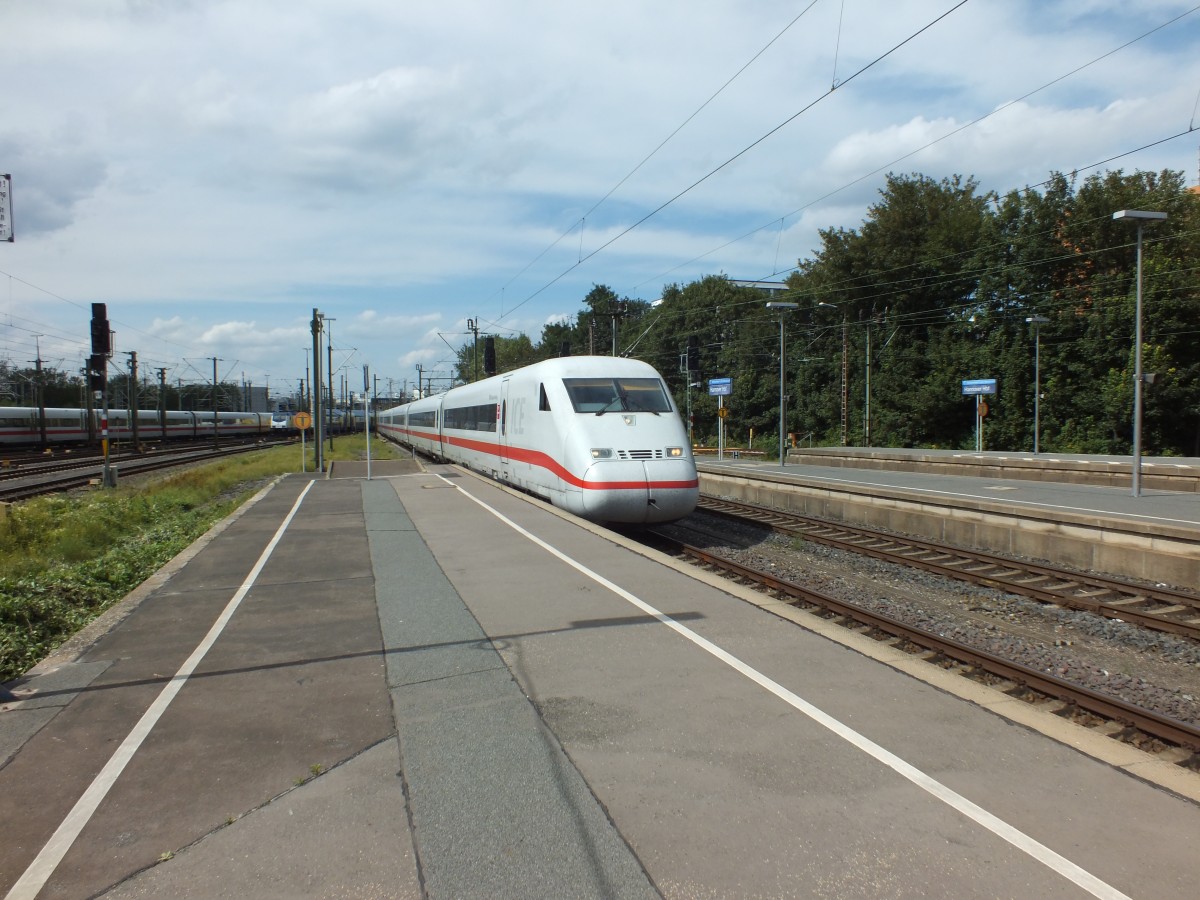 Seitdem sich zwei 402er vor einiger Zeit durch einen Rangierunfall gegenseitig außer Gefecht gesetzt haben, gibt es bei der Baureihe einen leichten Mangel. Ein Zugpaar auf der Relation wird deshalb aktuell planmäßig mit 411ern gefahren. Am 13.08.14 gab es wohl noch weitergehende Probleme. 402 018 ist hier am 13.08.14 alleine unterwegs, als er den Hannoveraner Hauptbahnhof erreicht. Für den zweiten Zugteil fuhr einige Minuten später ein Ersatzzug unterwegs.