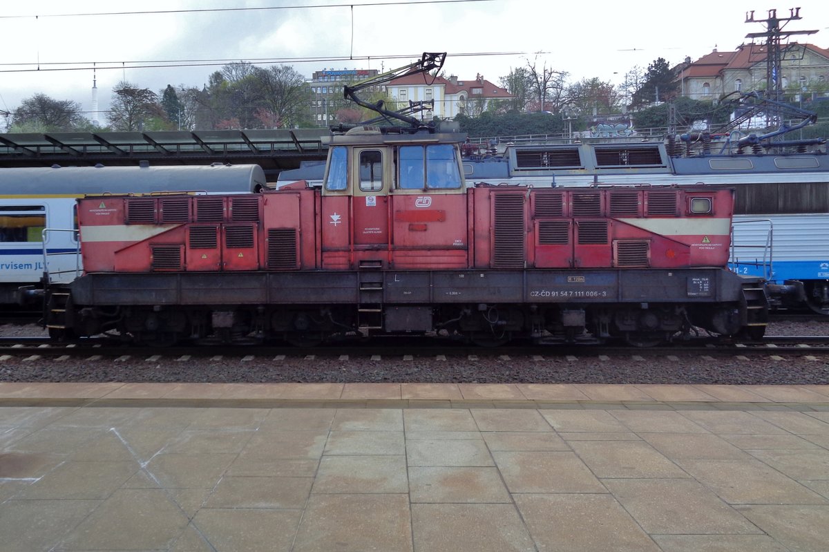 Seitenansicht von 111 006 in Praha hl.n. am 4 April 2017.