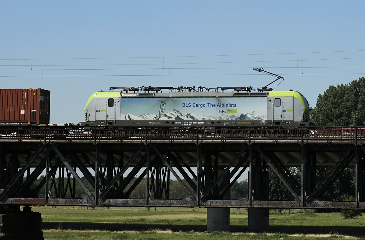 Seitenansicht der BLS-475 402-4 am 30.07.2020 auf der Haus-Knipp-Brücke in Duisburg-Beeckerwerth