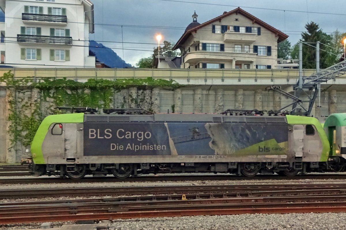 Seitenblick auf 485 008 in Spiez am 27 Mai 2019.