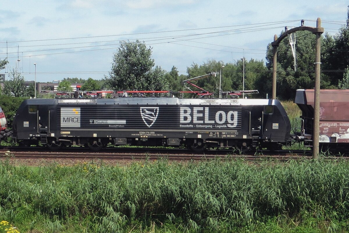 Seitenblick auf BE-Log 189 098 während der Passage von Hulten am 23 Juli 2021.