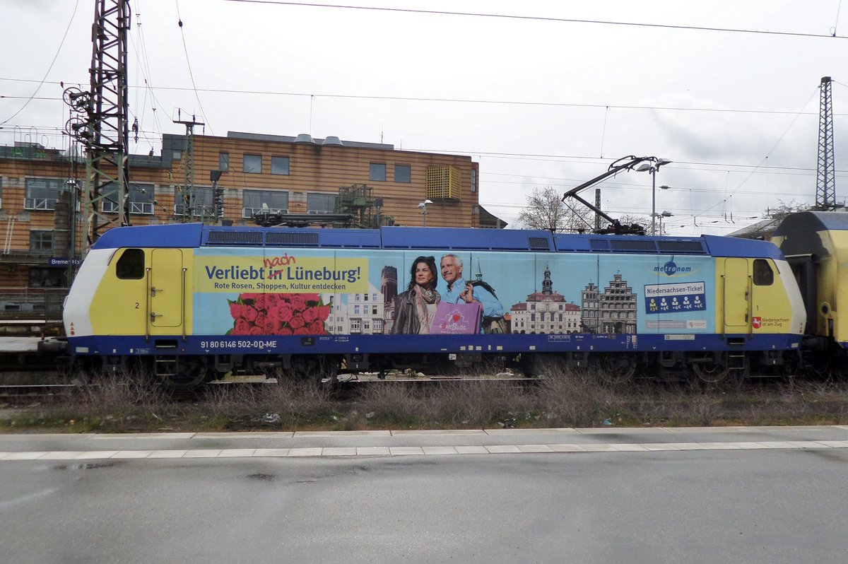 Seitenblick auf Metronom 146-02 in Bremen Hbf am 27 April 2016.