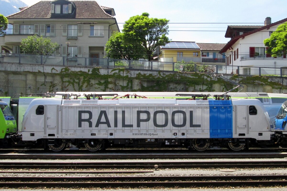 Seitenblick auf Railpol 187 006 in SPiez am 5 Juni 2014.