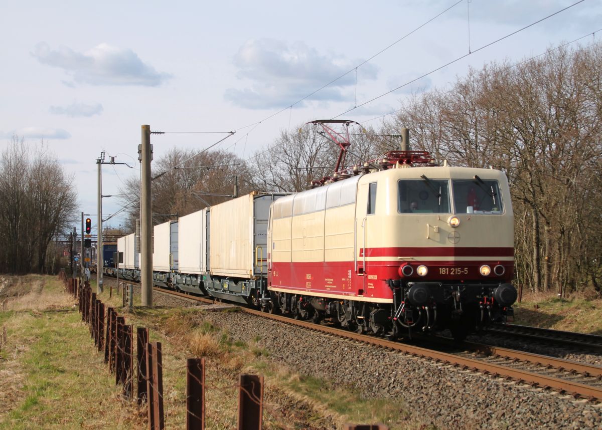 SEL 181 215 (rot-beige) mit KLV auf dem Weg nach Neumünster, Harrislee Grenze 15.4.2021
