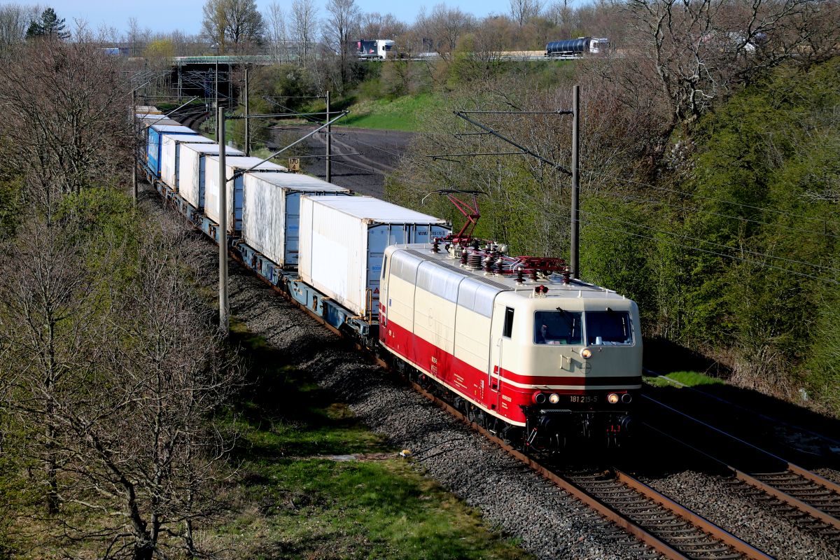 SEL 181 215 verläßt mit ihrem KLV-Zug Flensburg-Weiche in Richtung Neumünster 27.04.2021