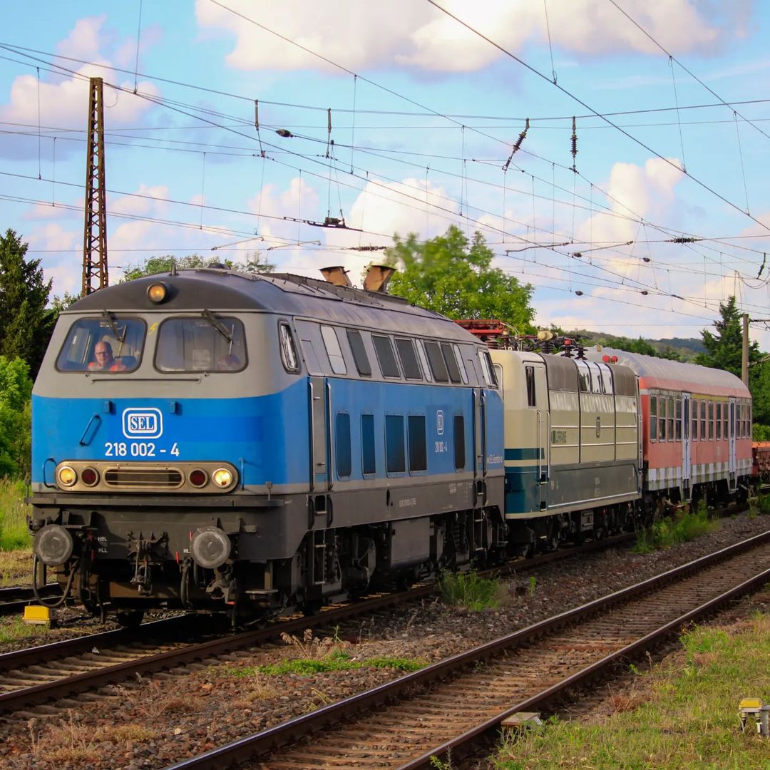 SEL 218 002 und 181 211  Lorraine  brachten am 11.06.2024 einen DB Regio n-Wagen zum Stillstandsmanagement nach Karsdorf und sind hier in Naumburg (S) Hbf zusehen. (Foto: https://www.instagram.com/zugwelt_naumburg/)