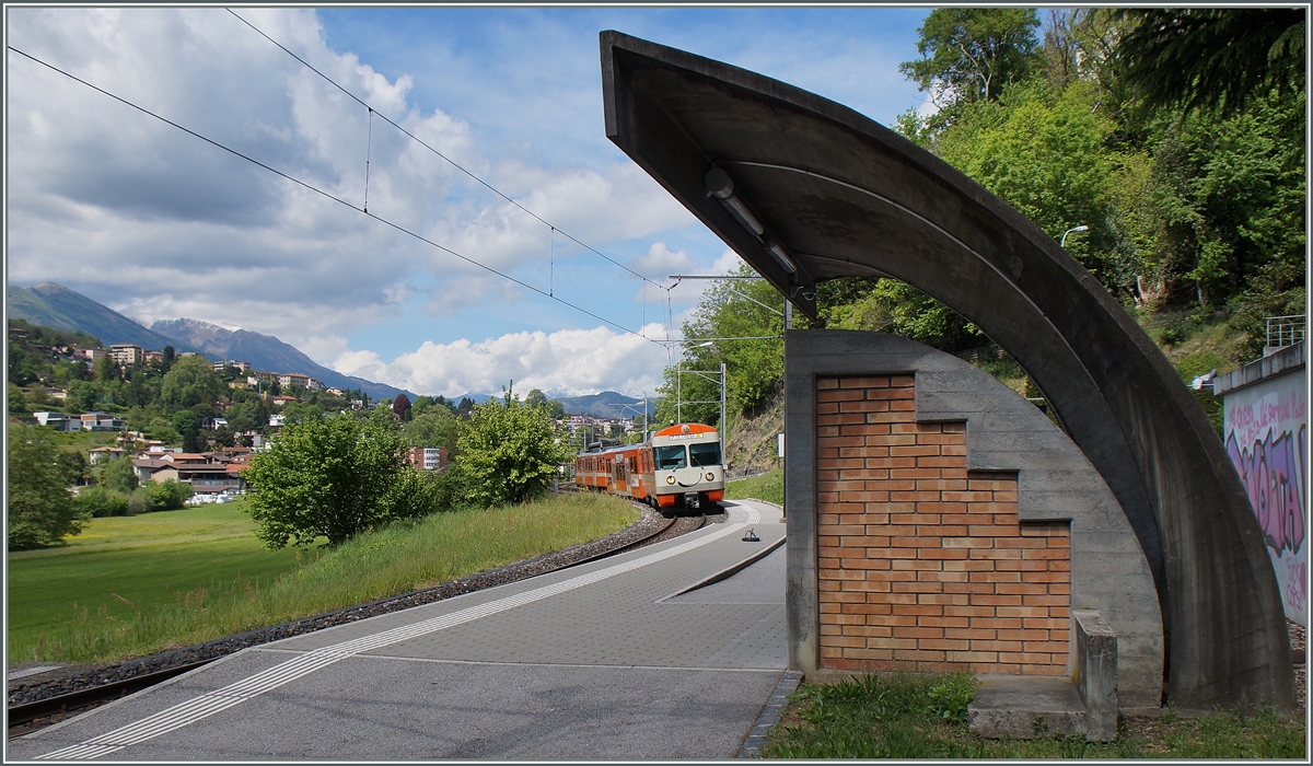 Selbst die kleine Haltestelle Sorengo-Laghetto zeigt, das man in dieser Gegend auf eine besondere Architektur wert legt. Ob diese gefällt - nun dies ist natürlich immer wieder ein Thema für sich.
30. April 2015