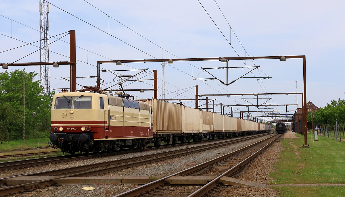 SEL/Nordliner 181 215-5  Holstein  hat den von der MK gebrachten Güterzug erreicht und wird Pattburg gleich mit ihm gen Süden verlasen. 19.05.2023 