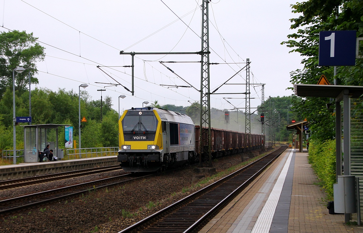 Seltener Gast im Norden...NBE 264 002-7 dieselt hier mit ihrem leeren Dünger-Kalk-Zug durch Schleswig nach Neumünster, sie kam aus Jübek wo die Entladung stattfand. 08.07.2014