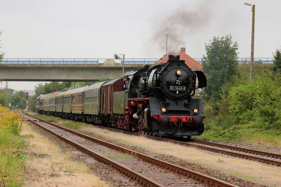 SEM 50 3648-8 + LEG 132 004-3 (am Zugschluss) mit dem DPE 52328 aus Chemnitz Hbf, am 09.09.2017 in Freyburg Bbf. Der Sonderzug verkehrte zum Winzerfest in Freyburg, ab Leipzig zusammen mit dem Sonderzug vom Eisenbahnmuseum Leipzig.(Foto: Thomas Schlesinger)