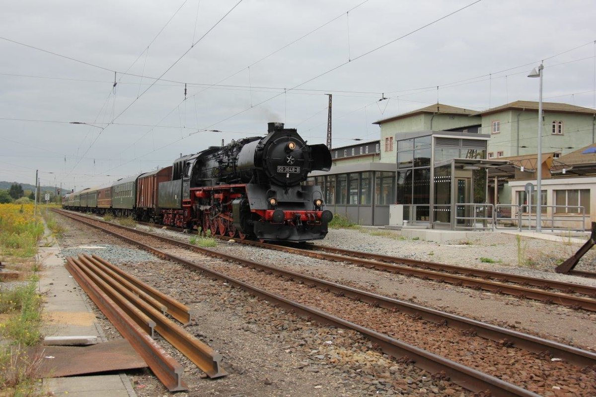 SEM 50 3648-8 + LEG 132 004-3 (am Zugschluss) mit dem DPE 52328 aus Chemnitz Hbf, am 09.09.2017 in Naumburg Hbf. (Foto: Wolfgang Krolop)