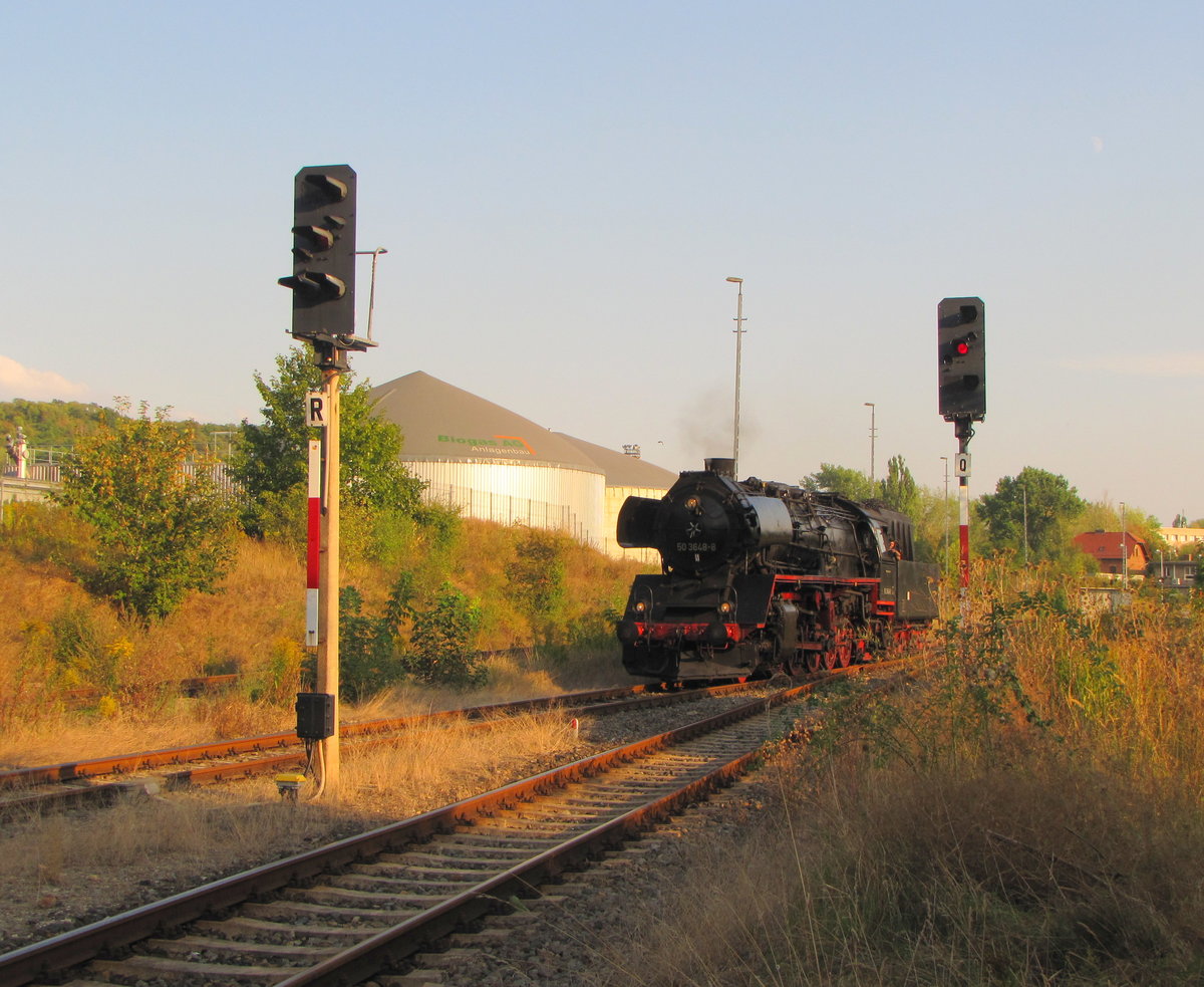 SEM 50 3648-8 (90 80 0053 648-6 D-SEM) als Tfzf 75726 aus Großheringen, am 10.09.2016 in Karsdorf. Sie brachte einen Sonderzug aus Chemnitz Tender voraus ins Unstruttal und machte anschließend eine Drehfahrt über Camburg und Großheringen.