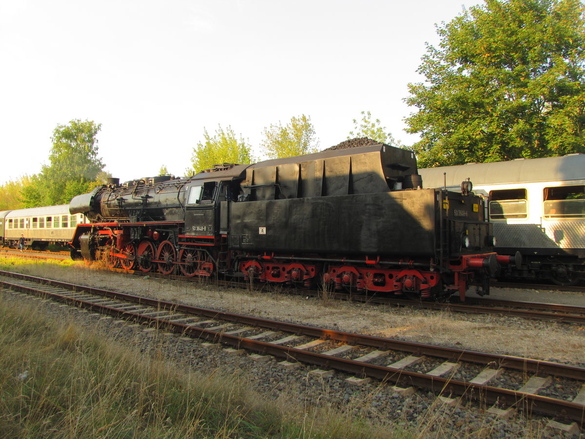 SEM 50 3648-8 (90 80 0053 648-6 D-SEM) als Tfzf 75726 aus Großheringen, am 10.09.2016 in Karsdorf. Sie brachte einen Sonderzug aus Chemnitz Tender voraus ins Unstruttal und machte anschließend eine Drehfahrt über Camburg und Großheringen.