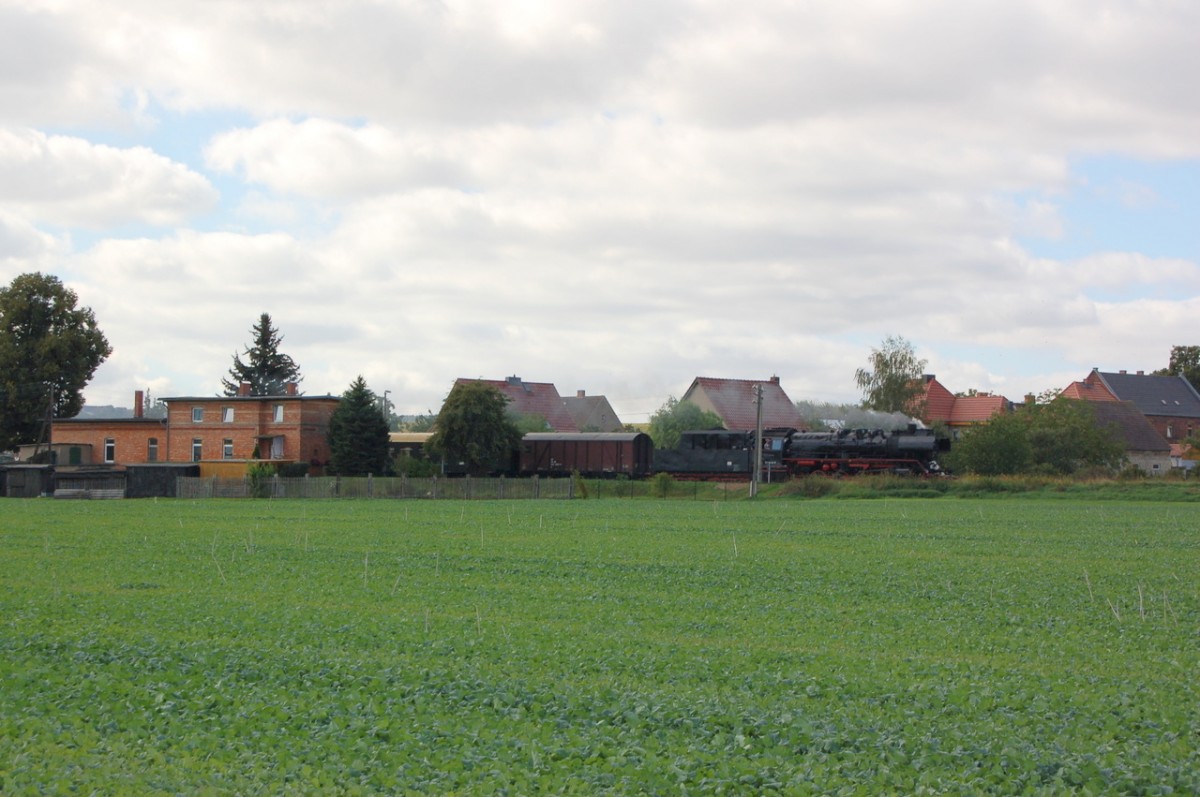 SEM 50 3648-8 mit dem leeren Winzerfestsonderzug aus Chemnitz, am 09.09.2006 auf der Fahrt von  der Abstellung in Karsdorf nach Freyburg, in Kirchscheidungen. (Foto: dampflok015)