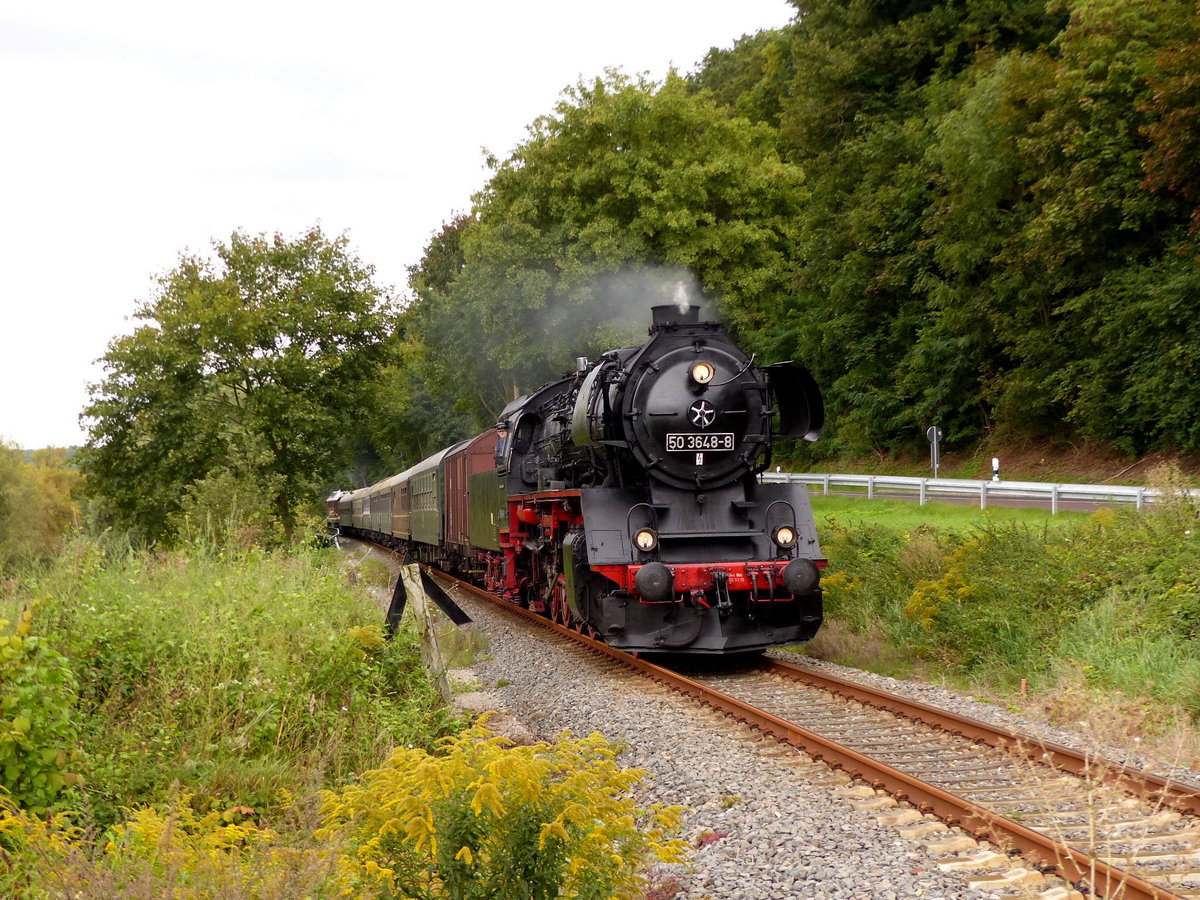 SEM 50 3648-8 mit dem DLr 52328 von Freyburg zur Abstellung nach Karsdorf, am 09.09.2017 zwischen Balgst�dt und Laucha.