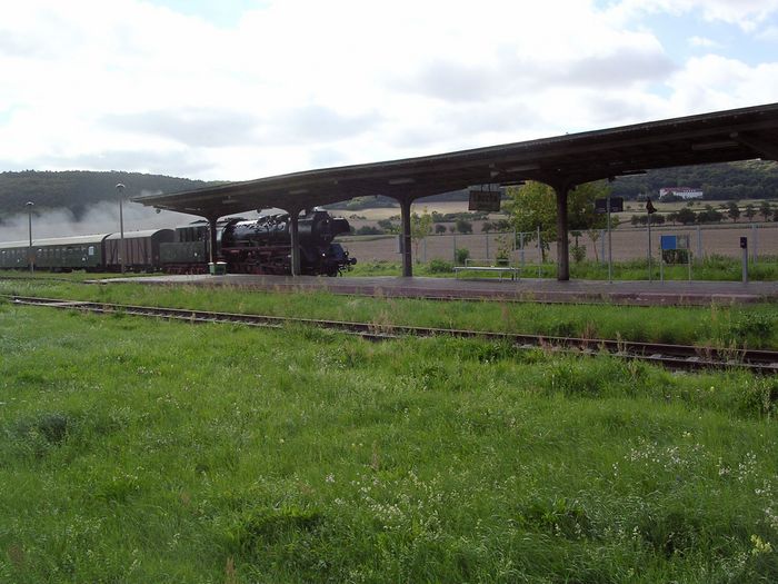 SEM 50 3648-8 mit einem leeren Winzerfestsonderzug aus Chemnitz, am 09.09.2006 auf der Fahrt zur Abstellung nach Karsdorf im Bahnhof Laucha. (Foto: Thomas Menzel)