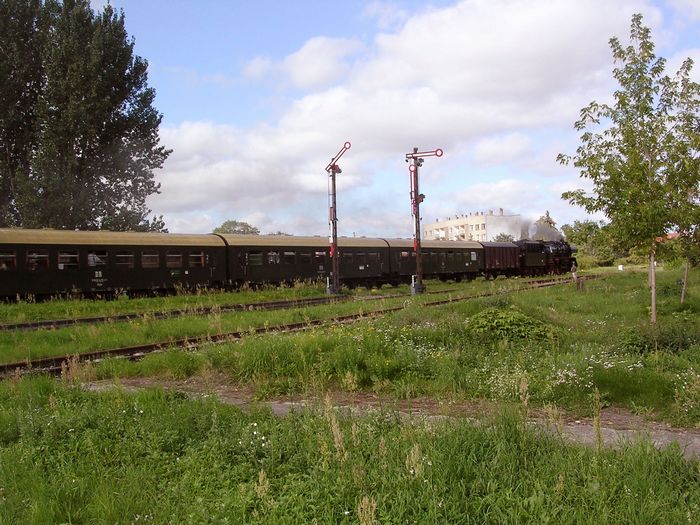 SEM 50 3648-8 mit einem leeren Winzerfestsonderzug aus Chemnitz, am 09.09.2006 auf der Fahrt zur Abstellung nach Karsdorf im Bahnhof Laucha. (Foto: Thomas Menzel)