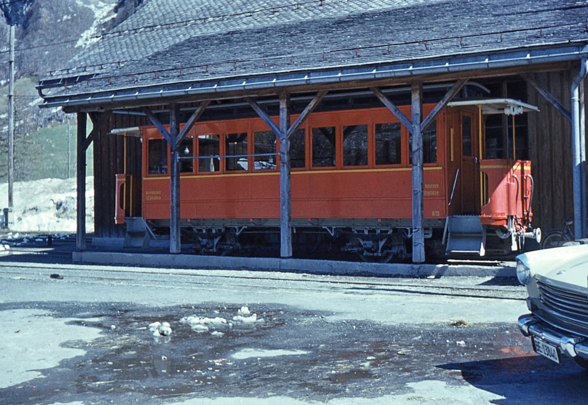 Sernftalbahn: Der alte Wagen B 13 vor Witterung geschützt in Elm, 13.April 1967. 