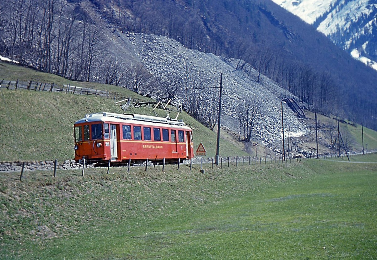 Sernftalbahn: Triebwagen 7 zwischen Matt und Engi, 13.April 1967. 