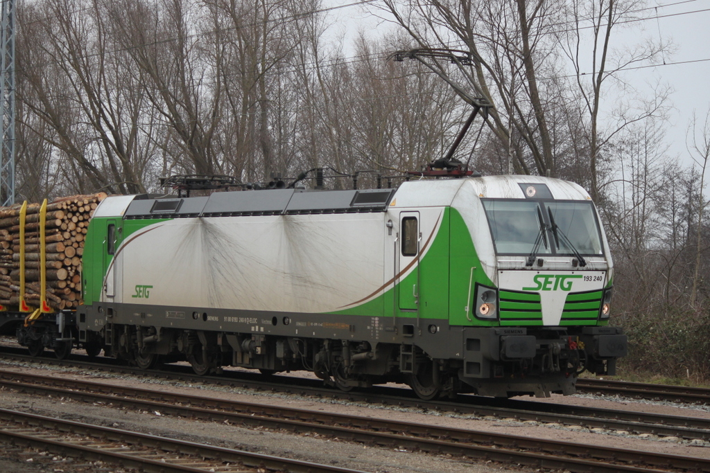 SETG-Vectron 193 240-9 mit Holzzug von Rostock-Bramow nach Stendal-Niedergörne kurz vor der Ausfahrt im Bahnhof Rostock-Bramow.10.02.2017