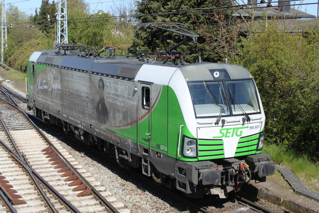 SETG-Vectron 193 831 „Christian Doppler“ am Mittag des 30.04.2017 in Rostock-Bramow.