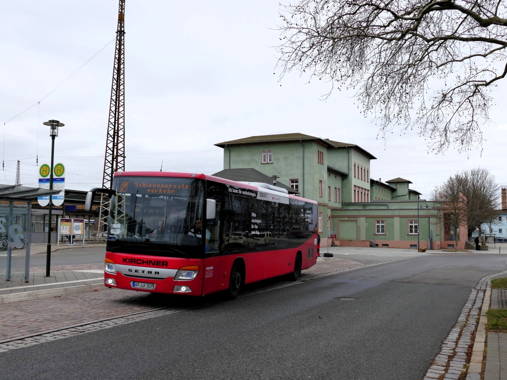 SEV auf Unstrutbahn. Wegen Personalmangel bei Abellio Rail Mitteldeutschland wurden alle Leistungen im Januar und Februar durch Busse gefahren. Busunternehmen Lukas Kirchner SETRA LK 207 als SEV 80558  Naumburg (S) Ost – Wangenn (U), am 02.02.2024 am Busbahnhof in Naumburg (S) Hbf.