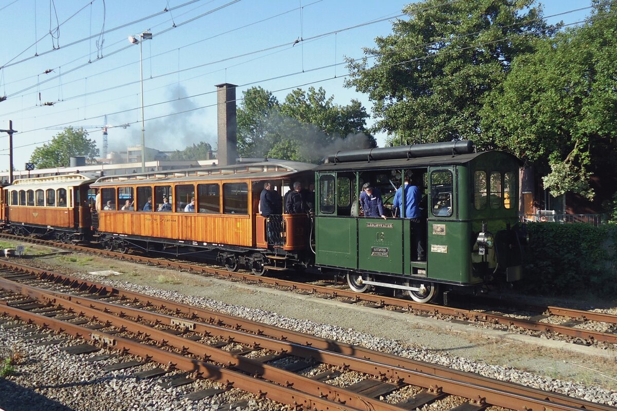 SHM-18 zieht ein Dampfzug aus Hoorn nach Wognum-Nibbixwoud am 25 Oktober 2015.