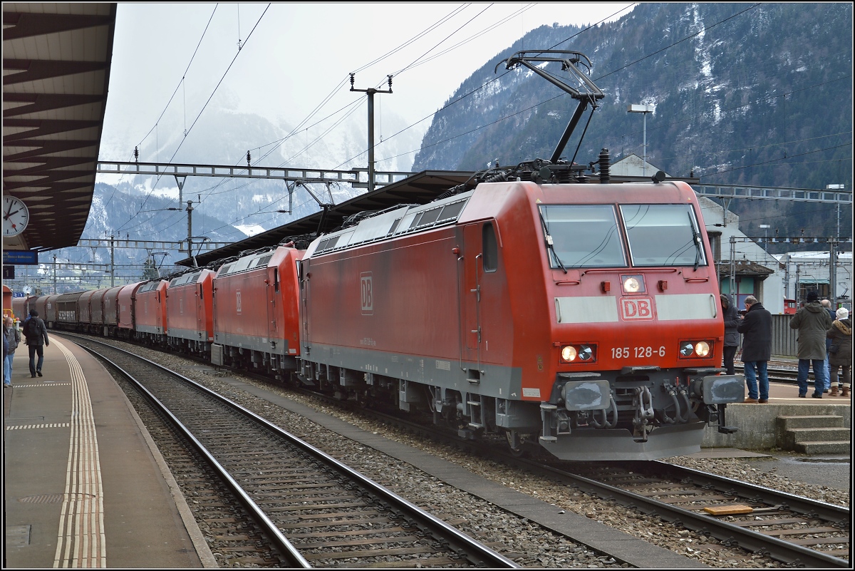 Show off der DB in Erstfeld. Vier 185 brachten diesen Gterzug ber den Gotthard. Ab hier geht es mit nur einer 185 weiter. Mrz 2105.