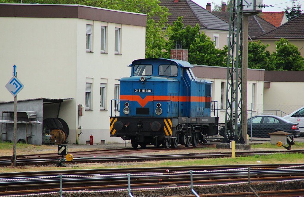 Sicher abgestellt stand die 346-15 355/345 296-8 der SGL im Bahnhofsbereich des Singener Bahnhofes. 01.06.12