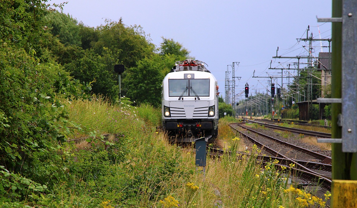 SIEAG/EGP 2248 997-9 steht nun samt Düngermittelzug im Ladegleis am Bhf Jübek. 14.07.2022