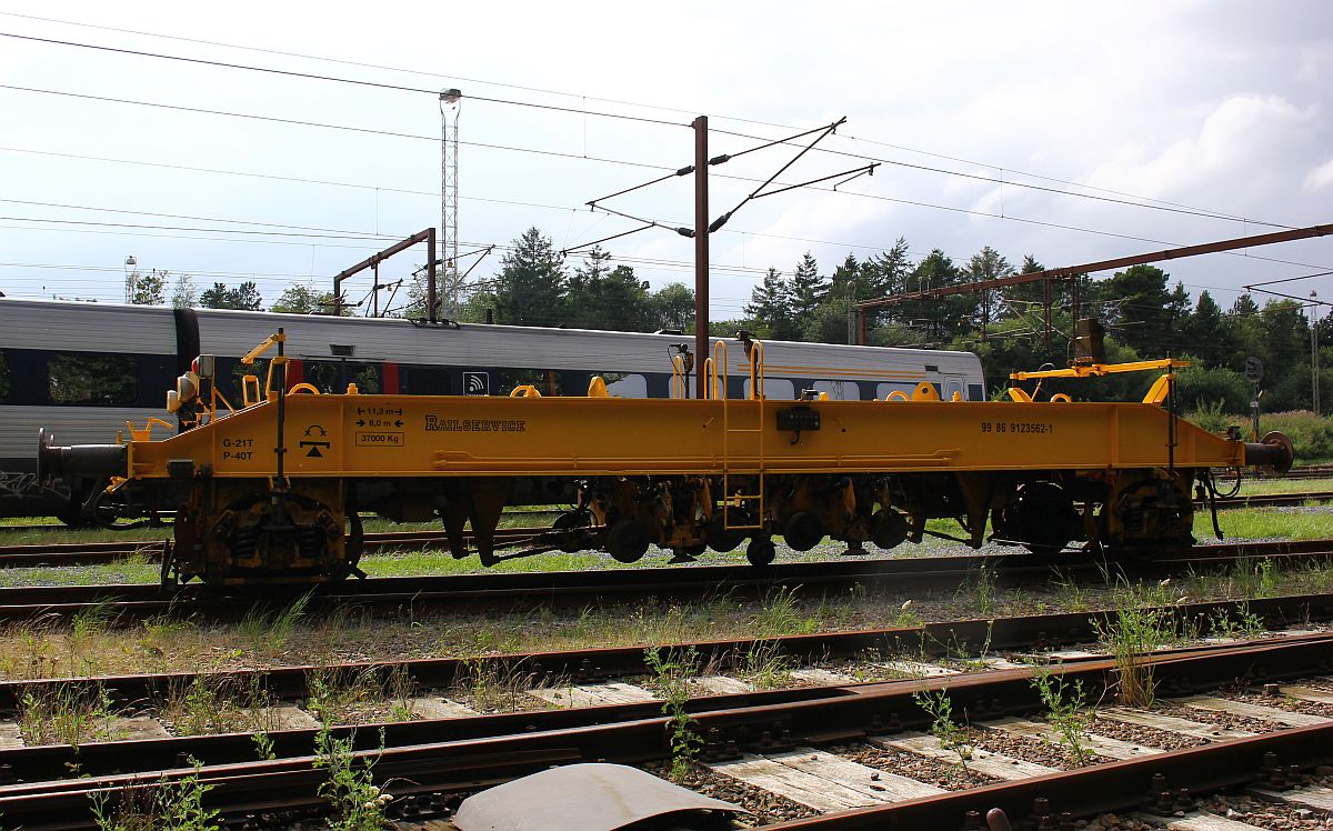 Sieht aus wie Hilfswagen zum Schienen ablegen...Railservice 99 86 9123 562-1 abgestellt in Padborg/DK 30.07.2017