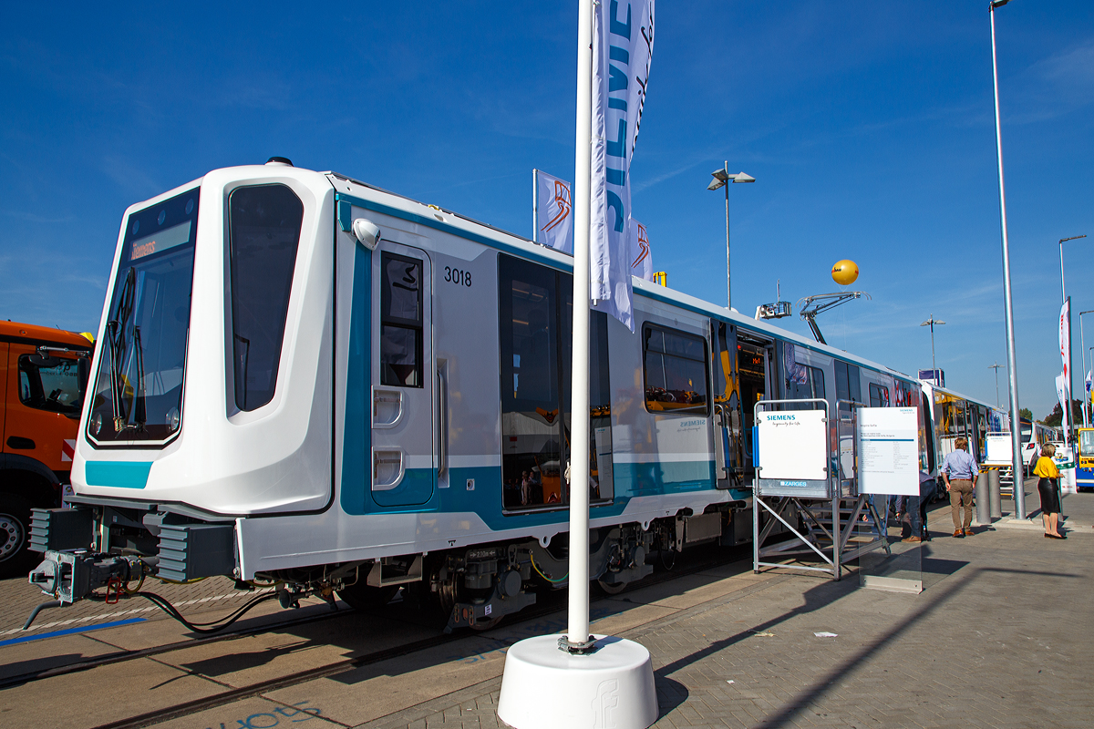 Siemens prsentierte auf der InnoTrans 2018 in Berlin (hier 18.09.2018) mit dem Triebzug 3018 fr die Linie 3 der Metro Sofia seinen Siemens Inspiro.

Im September 2015 erhielt Siemens vom Betreiber der Metro Sofia MEAD einen Auftrag ber die Lieferung von 20 dreiteiligen Metrozgen. Eine Option ber weitere 10 Zge wurde im Februar 2019 bestellt. Die dreiteiligen Fahrzeuge werden zusammen mit dem Partner Newag SA hergestellt und sind fr den Einsatz auf der neuen Linie 3 vorgesehen. Sie nahmen im August 2020 den Fahrgastbetrieb auf.

Die Fahrzeuge kommen aus der bewhrten Inspiro Familie, die auch zum Beispiel schon in Mnchen, Nrnberg oder Warschau im Einsatz ist. Die Inspiro Fahrzeugplattform wurde insbesondere mit Blick auf einen niedrigen Energieverbrauch, optimierte Instandhaltung, Behindertengerechtigkeit und Umweltfreundlichkeit entwickelt. Die Fahrzeuge knnen am Ende der Lebensdauer zu fast 95 Prozent recycelt werden.

Fr einen optimalen Komfort sind der Fahrer- und der Fahrgastraum klimatisiert. Die offene und helle Gestaltung des Innenraums garantiert einen angenehmen Aufenthalt. Fr eine hohe Fahrgastkapazitt und einen schnellen Fahrgastwechsel in den Stationen sorgen die Lngssitze und vier breite Tren je Wagensegmentseite (12/Triebzeug-Wagenlngsseite). Ein Triebzug besteht aus der Zugkonfiguration Triebwagen – antriebloser Mittelwagen – Triebwagen.

Die Wagenksten sind aus verschweiten Aluminium-Groprofilen in Leichtbauweise aufgebaut. Die Fahrzeuge entsprechen den strengen Brandschutzvorschriften gem EN 45545 und sind mit einem Brandmeldesystem fr den Fahrgastraum und in den Gerteschrnken ausgestattet. Der Fuboden besteht aus einer gewichtssparenden und lrmdmmenden Kork-Aluminium-Verbundplatte. Fr eine angenehme Klimatisierung des Fahrgastraums sorgen zwei Kompakt-Klimaanlagen je Wagen. Fr beide Fahrerstnde sind separate Klimaanlagen vorhanden. Das moderne Antriebssystem kann elektrodynamisch bis zum Stillstand abbremsen. Unter normalen Betriebsbedingungen kann das Fahrzeug damit verschleifrei bremsen. Darber hinaus sorgt dies auch fr eine verbesserte Anhaltegenauigkeit in den Stationen.

TECHNISCHE DATEN:
Spurweiten: 1.435 mm
Zugkonfiguration: Mc-T-Mc 
Achsfolge: Bo‘Bo‘+2‘2‘+Bo‘Bo‘
Wagenkasten-Werkstoff: Aluminium
Lnge ber Kupplung:  60.008 mm
Achsabstand im Drehgestell: 2.100 mm
Trieb- und Laufraddurchmesser: 850 mm (neu)  / 770 mm (abgenutzt)
Drehgestell Typ: Siemens SF1000 Inspiro
Wagenbreite ber Trschwelle: 2.650 mm
Fubodenhhe ber SO: 1.100 mm
Maximale Achslast ca.: 12 t
Fahrgastkapazitt bei 6 Pers./m: 617, davon 110 Sitzpltze
Fahrgasttren pro Wagen: 2 x 4 Schwenk-Schiebetren
Trbreite: 1.400 mm
Betriebliche Hchstgeschwindigkeit: 80 km/h
Leistung: 8 x 140 kW = 1.120 kW
Stromversorgung: 1.500 V DC ber Pantograph (Oberleitung)