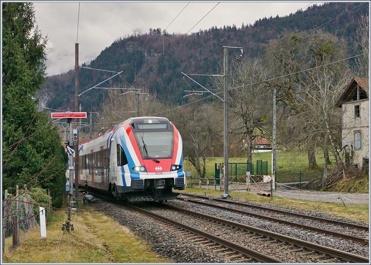 Signale in Frankreich, die grosse Überraschung in diesem Jahr: Einerseits die Semaphor Signale auf einzelnen Station auf der Strecke von La Roche sur Foron nach Annecy und Saint Gervais und anderseits die Ausstattung der Strecken Saint Gervais - Vallorcine mit  Schweizer  Signalen. Hier ein Bild aus Saint-Laurent mit dem eintreffenden SBB RABe 522 232 der als SL2 23416 von Coppet (ab 8:19) nach Annecy (an 10:16) unterwegs ist und sich beim Ausfahrsignal der Gegenrichtung zeigt. 

21. Februar 2020