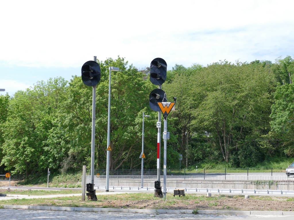 Signalgruppe am Bahnhof Nebra am 18.05.2022. Durch die IG Unstrutbahn e.V. wurden die EZMG Signale am Bahnhof Nebra aufgestellt. Durch dem Umbau kommt man ohne die Signale aus.
