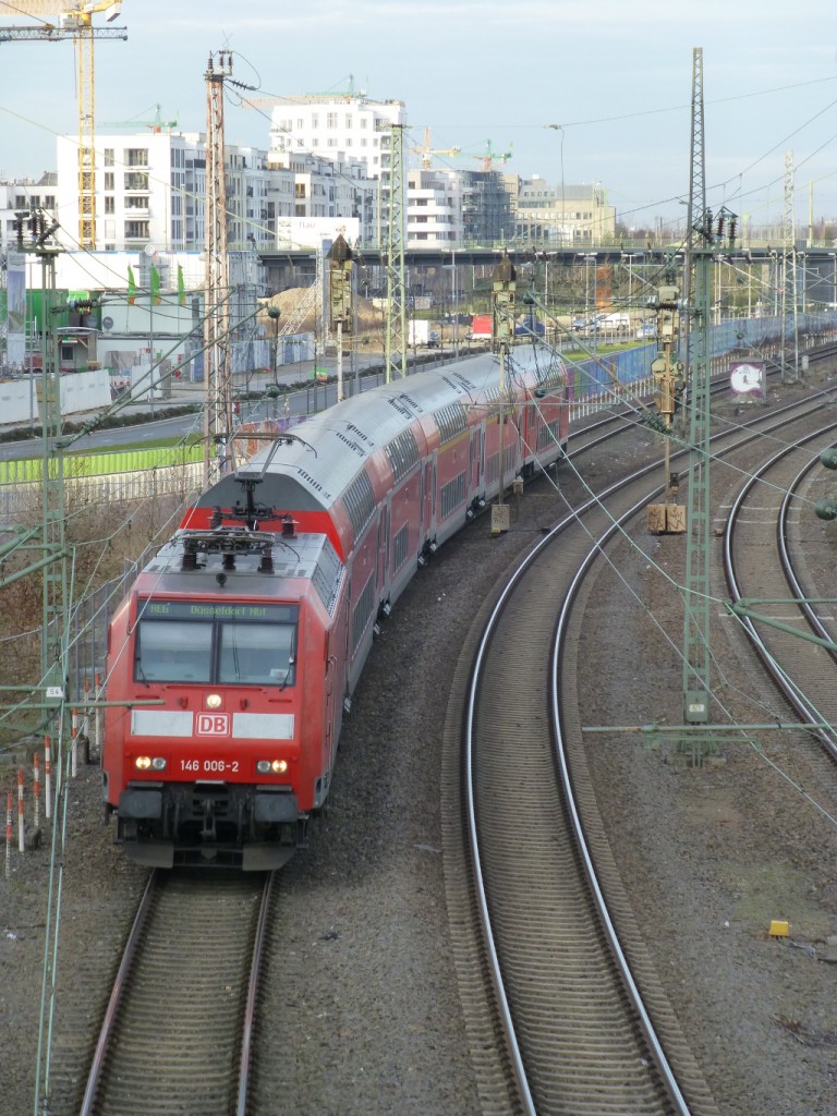 Silvester 13: 146 002 nhert sich als RE 6 dem Ziel Dsseldort Hbf, hier an der Brcke Am Wehrhahn.