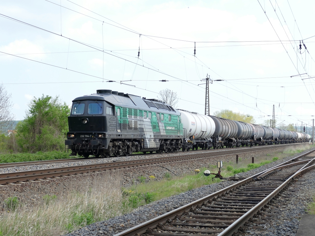 SKINE 232 704-7 mit einem Kesselwagenzug nach Emleben, am 05.05.2022 in Naumburg (S).