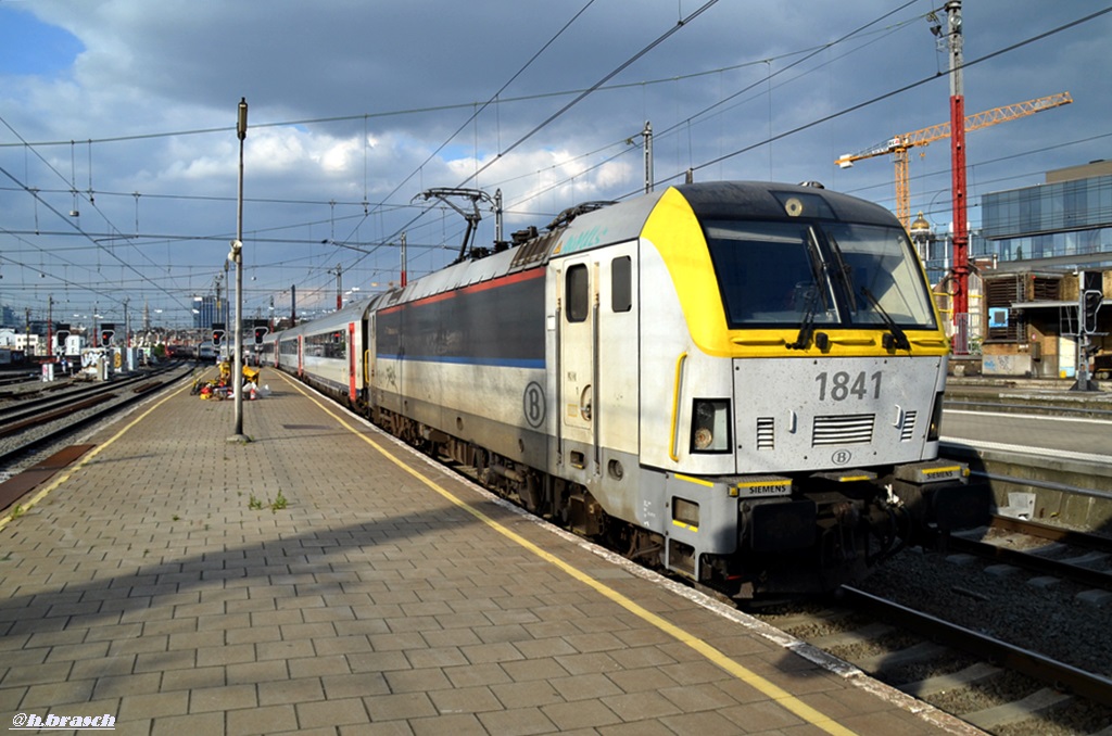 SNCB 1841 bei der einfahrt mit einen IC nach brssel midi,13.06.18