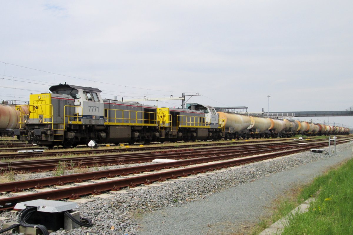 SNCB 7771 steht am 26 Juni 2012 in Lage Zwaluwe mit der Kalkzug nach Antwerpen. 