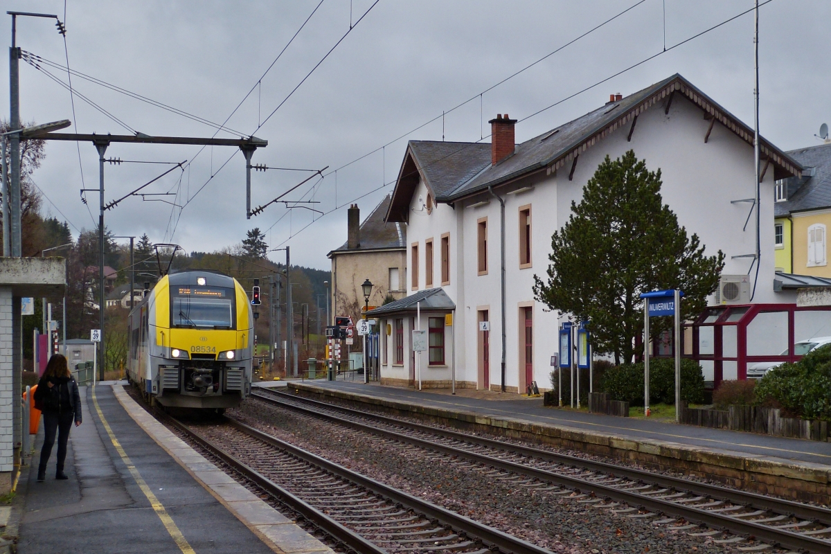 SNCB Triebzug 08534 kommt als IC 110 am 02.12.2020 aus Drauffelt in Wilwerwiltz an.
Ab dem Fahrplanwechsel verkehren diese Züge während der Woche im Stundentakt zwischen Lüttich und Luxemburg, bisher im 2 Stundentakt..
Von diesem Bahnhof beginnen unser meisten Ausflüge mit der Bahn. 
