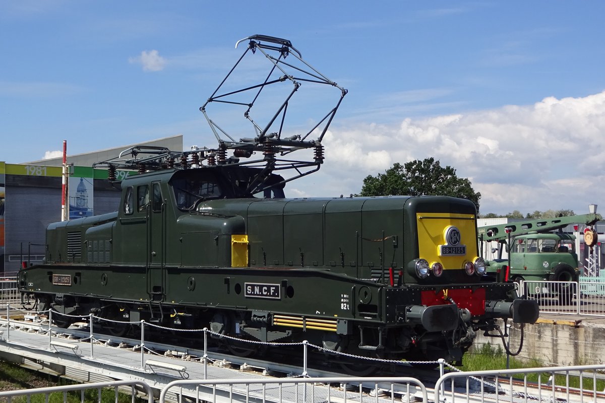 SNCF 12125 steht am 30 Mai ins Cité du Train in Mulhouse. Mit die Reihe 12000/13000 Fer Presser (Bügeleisen) fang ab 1952 in FRankreich das zeitalter von 25 kV; 50Hz Wechselstrom an.