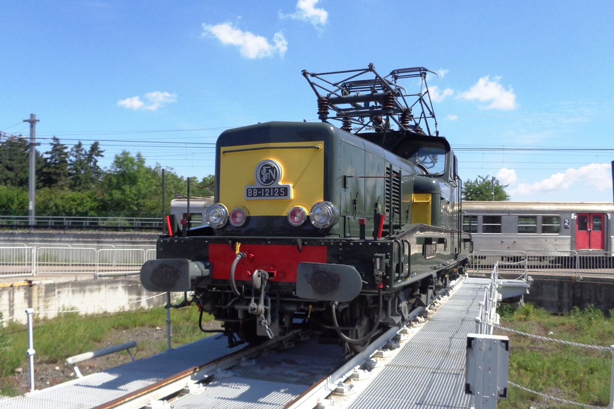 SNCF 12125 steht am 30 Mai ins Cité du Train in Mulhouse. Mit die Reihe 12000/13000 Fer Presser (Bügeleisen) fang ab 1952 in FRankreich das zeitalter von 25 kV; 50Hz Wechselstrom an.